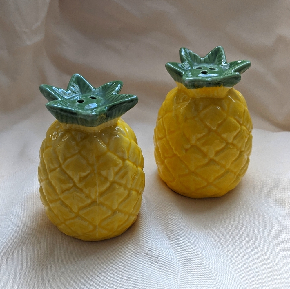 PINEAPPLE SALT AND PEPPER SHAKERS